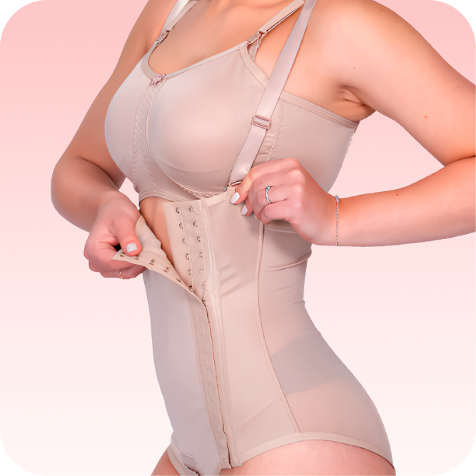 Imagem com fundo em tons claros mostrando o serviço de ajustes em cintas modeladoras e pós cirúrgicas, destacando conforto, adequação ao corpo e suporte pós-operatório.