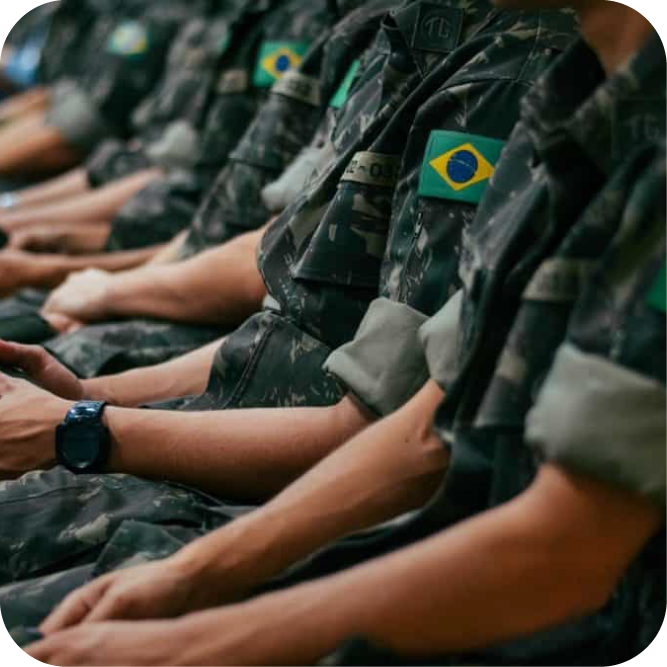 Imagem ilustrativa sobre ajustes em fardamentos profissionais, destacando precisão nas costuras e caimento ideal para uniformes.