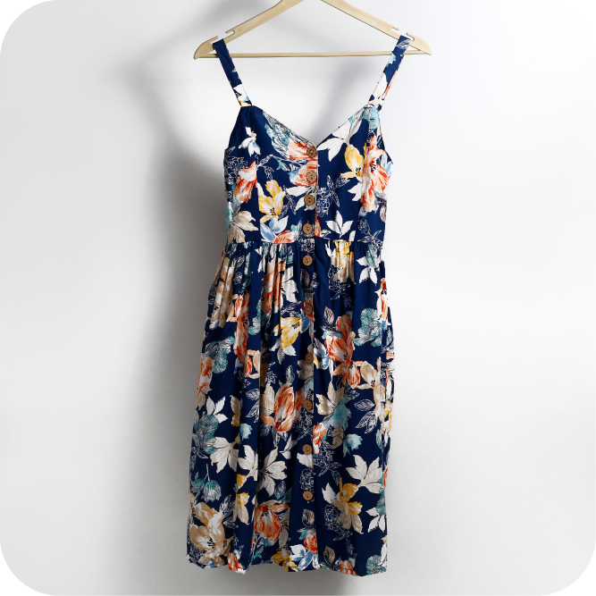 Card visual apresentando o serviço de ajustes em vestidos, com ênfase em personalização para melhor caimento, seja para festas ou uso diário