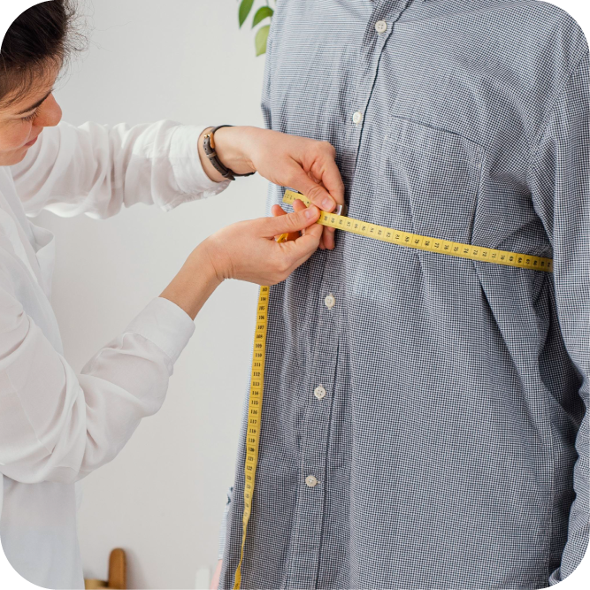 Imagem representando ajustes sob medida, com foco em roupas adaptadas ao corpo do cliente, priorizando conforto e elegância.