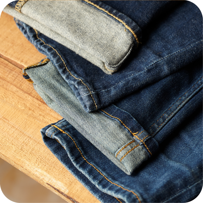 Imagem apresentando o serviço de barra de calça, ajustando o comprimento ideal conforme o estilo e a altura do cliente.